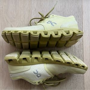 On Cloud X Sneakers woman’s size 6.5